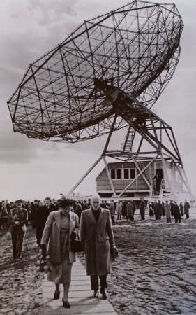 Koningin Juliana en Oort na afloop van de opening van de Radio Telescoop