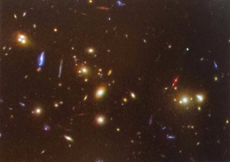 Hubble-foto van de Lynxcluster. De kleuren  op deze opname zijn versterkt met behulp ban foto's van aardse telescopen